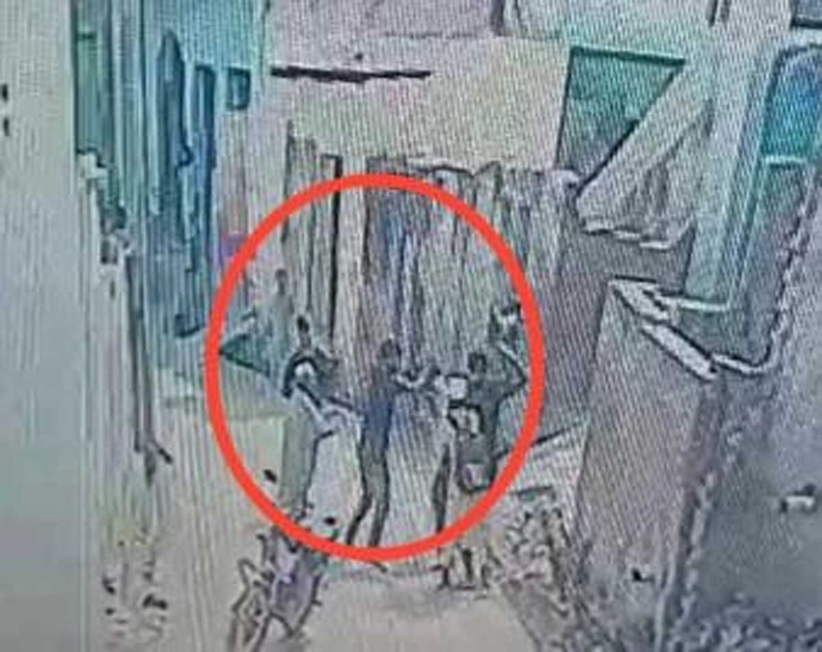 बच्चों के विवाद को लेकर युवक पर लोहे की रॉड से किया हमला, घटना कैमरे में हुई कैद